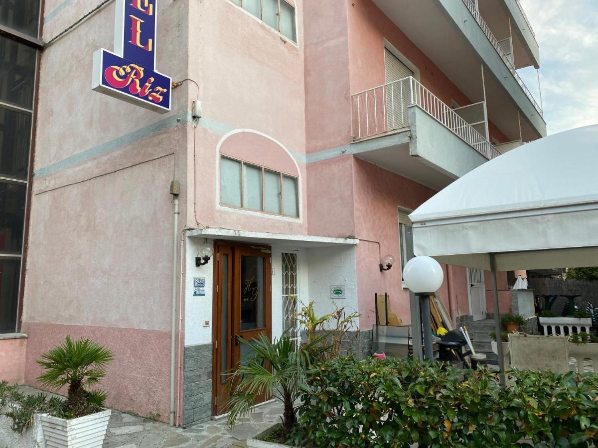 Hotel Riz Финале Лигуре Екстериор снимка